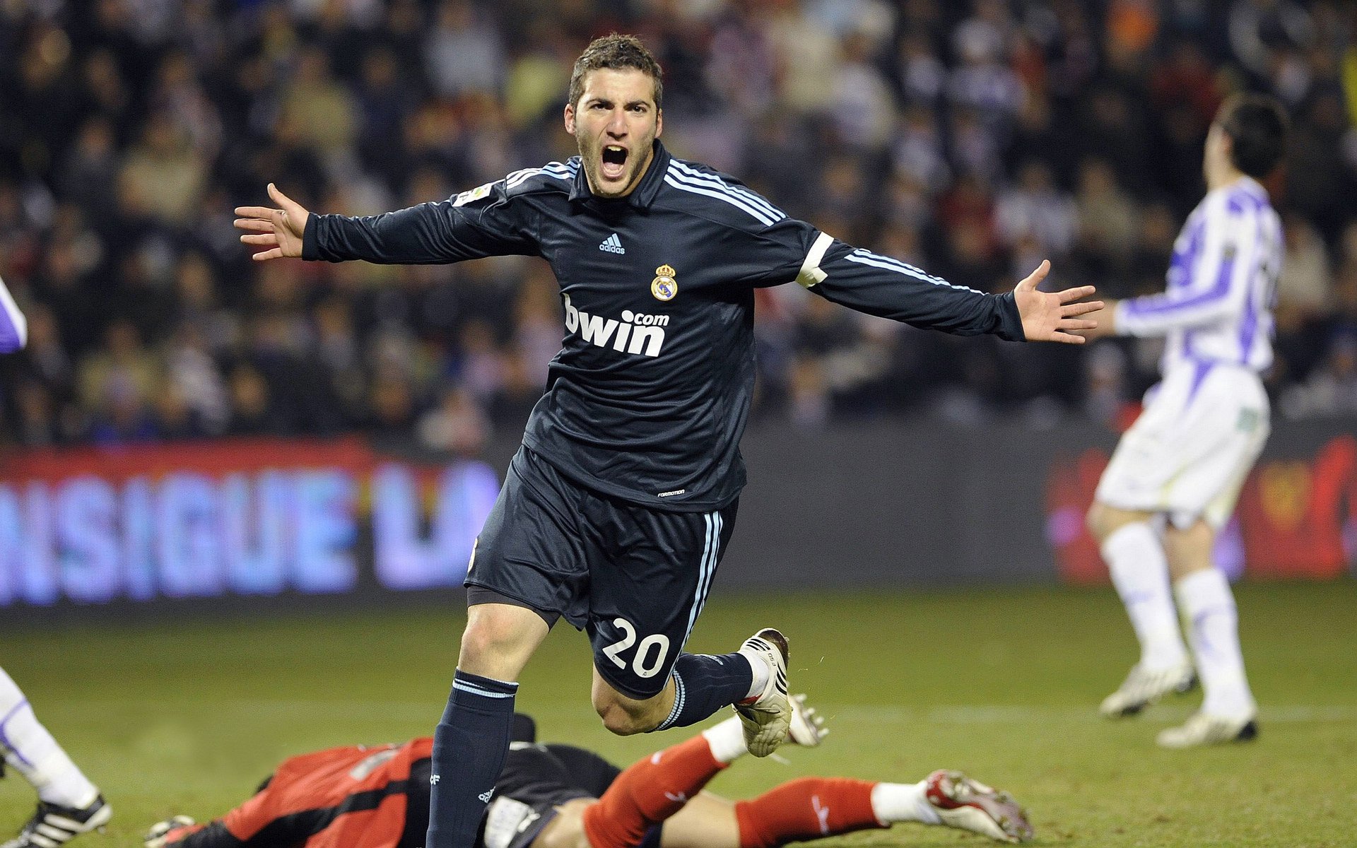 kaiyun体育综合-乔治·巴尔：凭借强大的比赛经验，他在全黑队中场稳住了球队的节奏