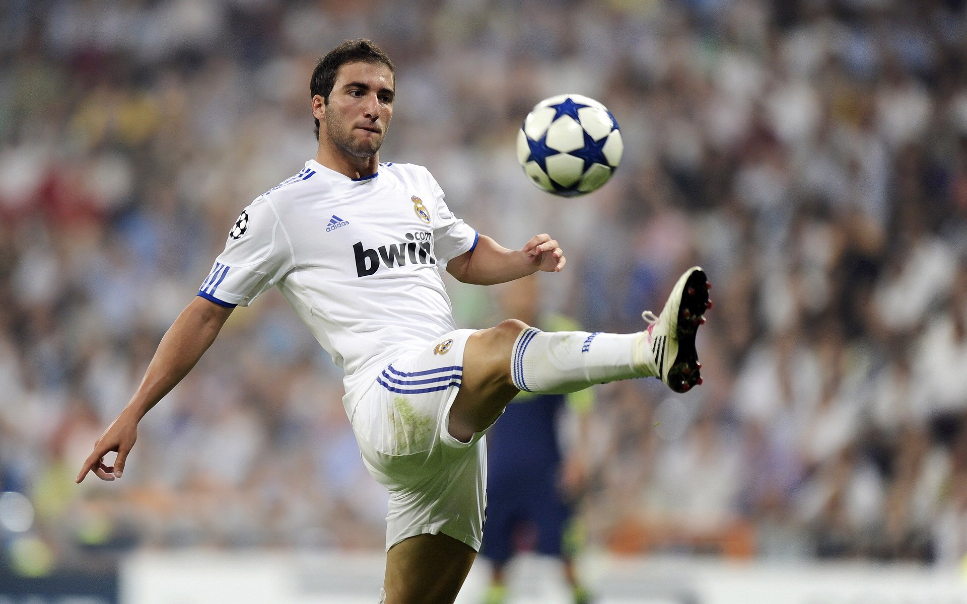 乔治·巴尔：凭借强大的比赛经验，他在全黑队中场稳住了球队的节奏